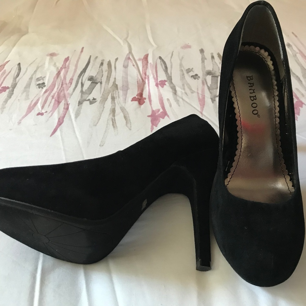Black pumps
